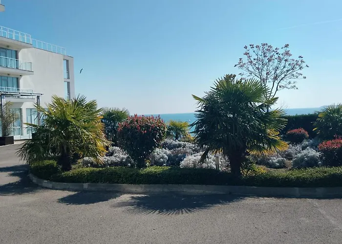 In Sea Breeze Complex 아파트